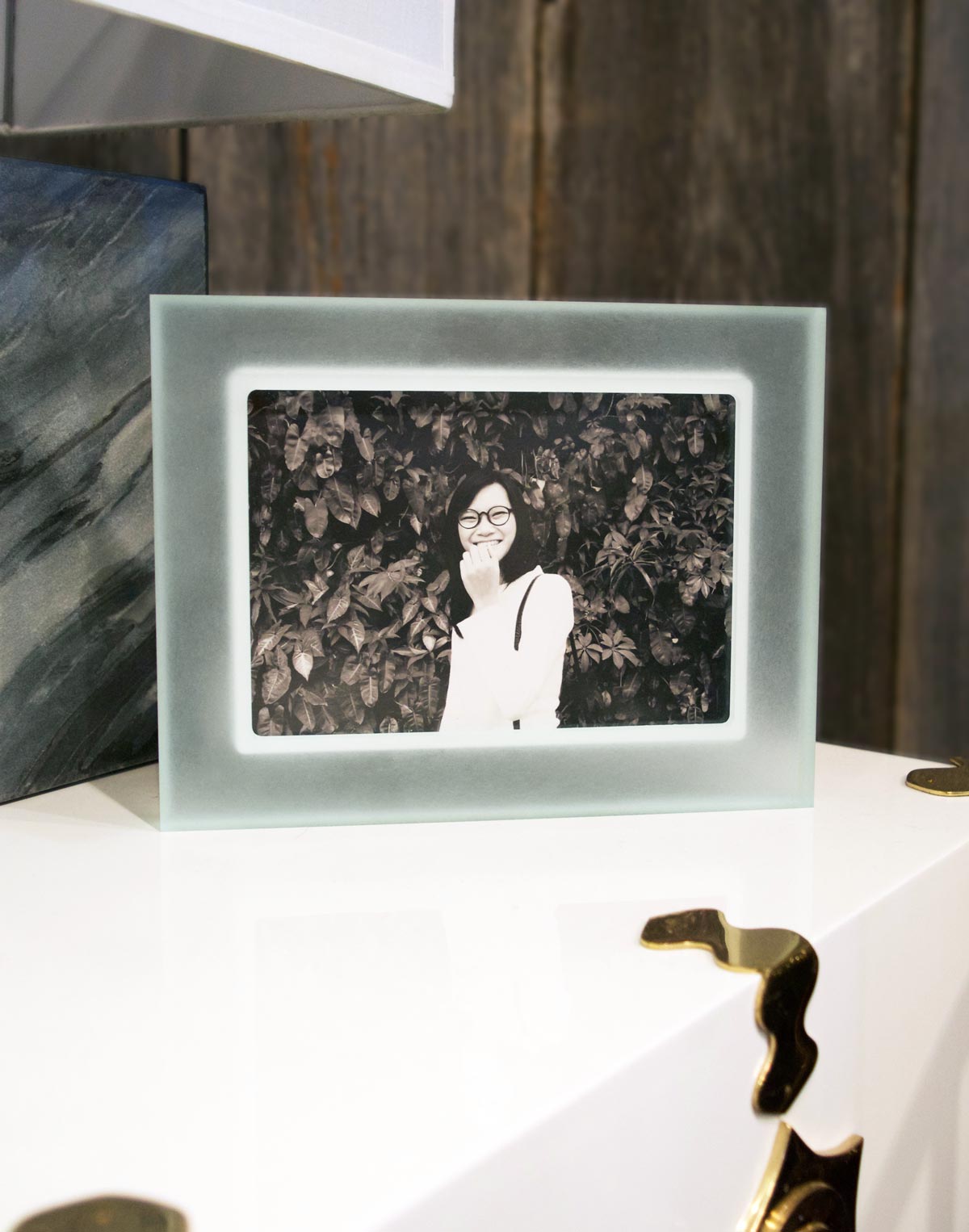 Image of a woman inside a Sea Sanded with White Lip Prisma frame